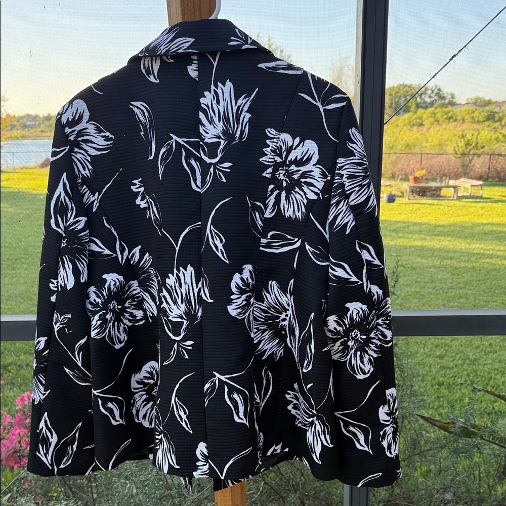 Chico's Black quilted Blazer with White Floral Print sz 3 - Picture 4 of 6